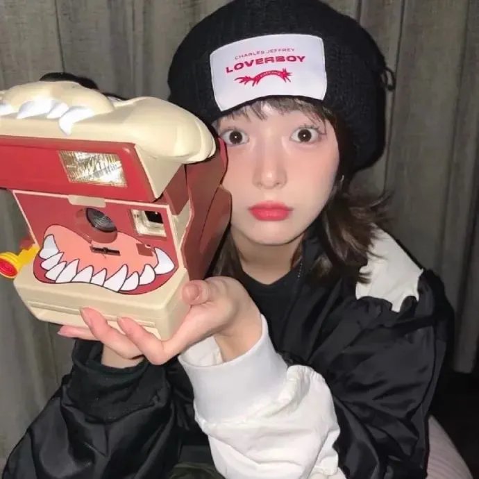 圆肚子女孩